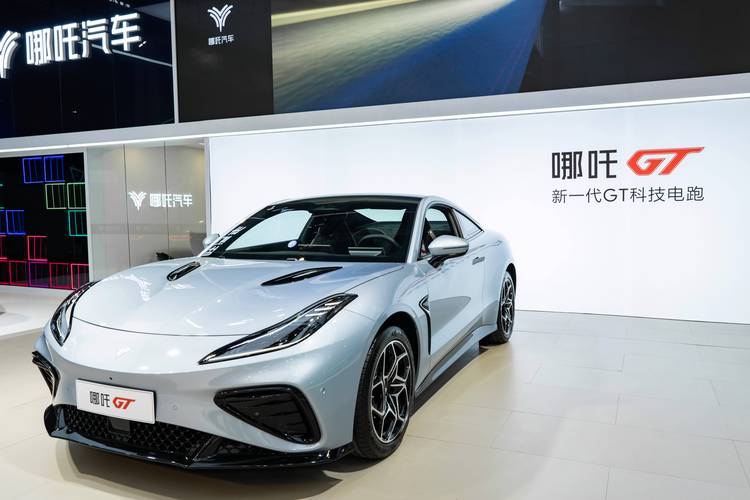 佛山229哪吒汽车在智能汽车领域的表现，领途汽车在新能源汽车市场中的影响力